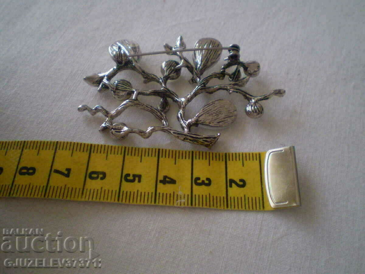 Beautiful craftsmanship and quality of crystal and mother-of-pearl brooch - 7