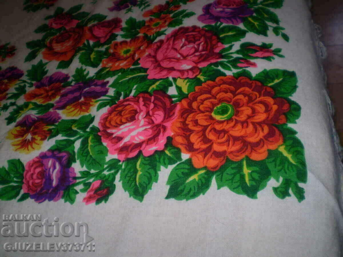 Eșarfă de cașmir, pătrată, albă, florală, de epocă cu preț 149.00 BGN | € 76.18