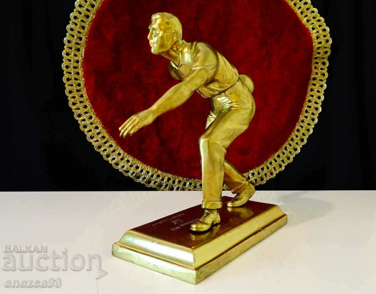 Auction  Bronze statuette Bowling player 1.3 kg, from 58 g