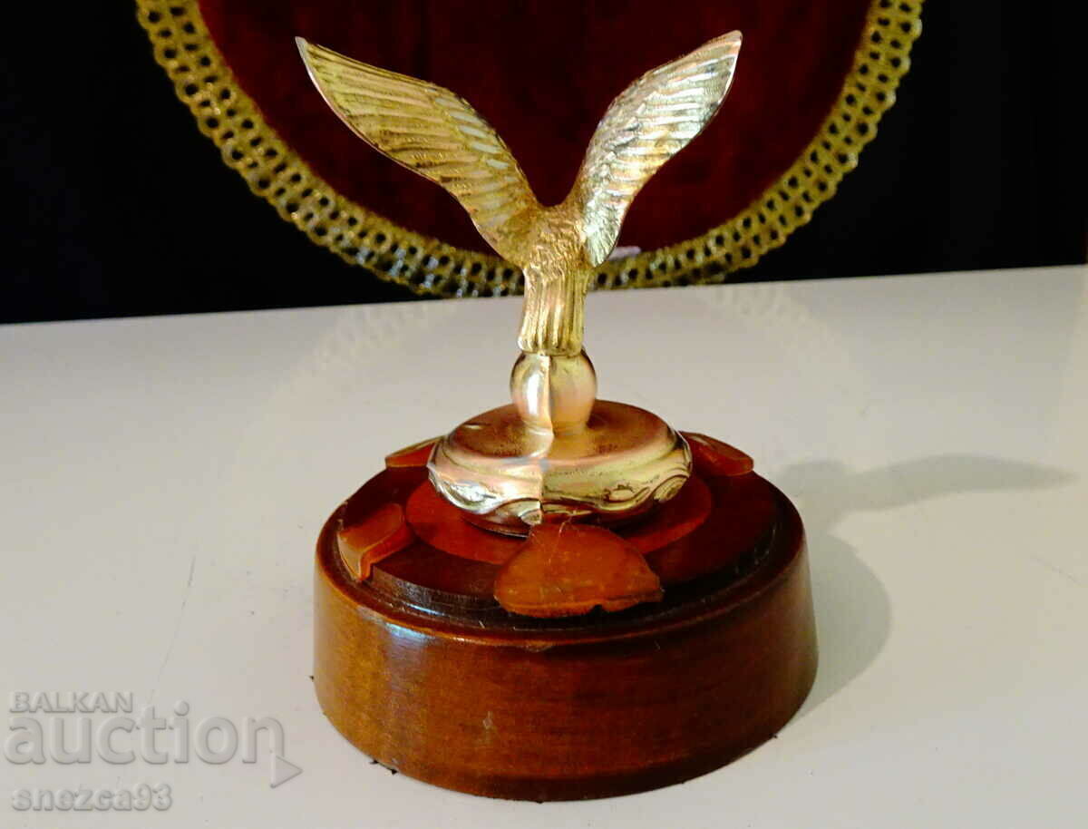 Delivery of Bronze eagle statuette. Delivery of Bronze eagle statuette.