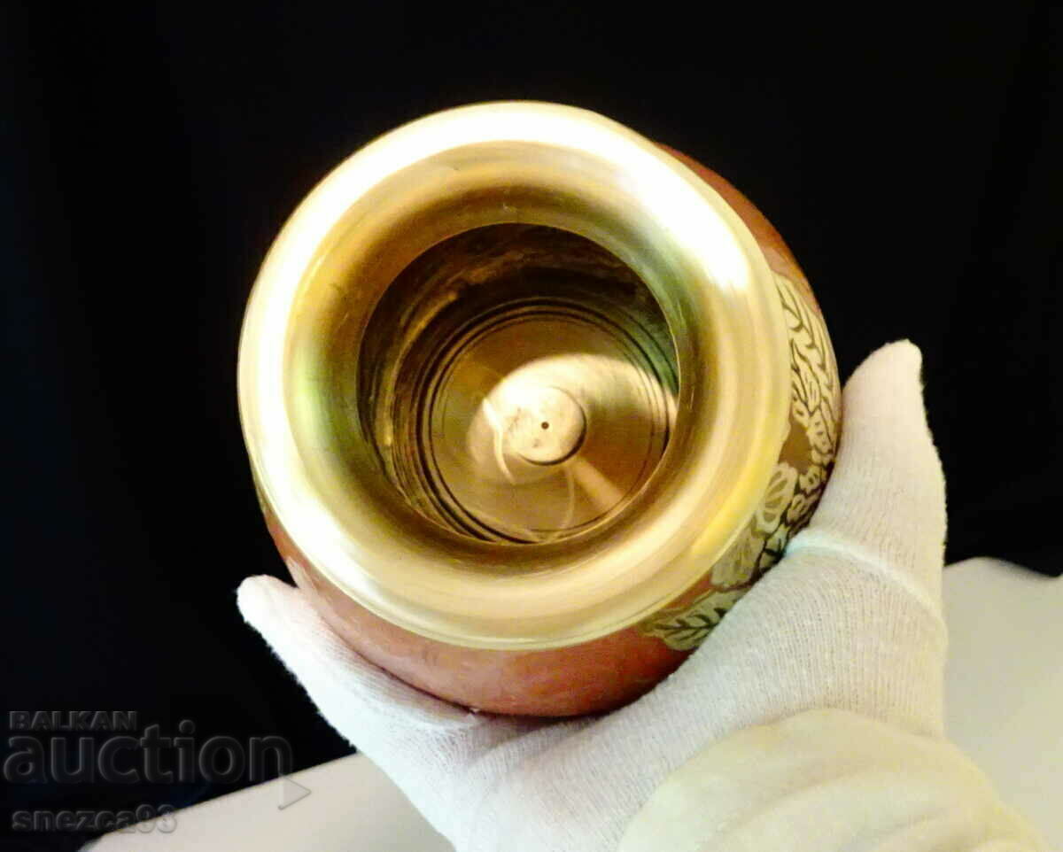 Delivery of Bronze vase, decanter, enamel, roses 730 g. Delivery of Bronze vase, decanter, enamel, roses 730 g.