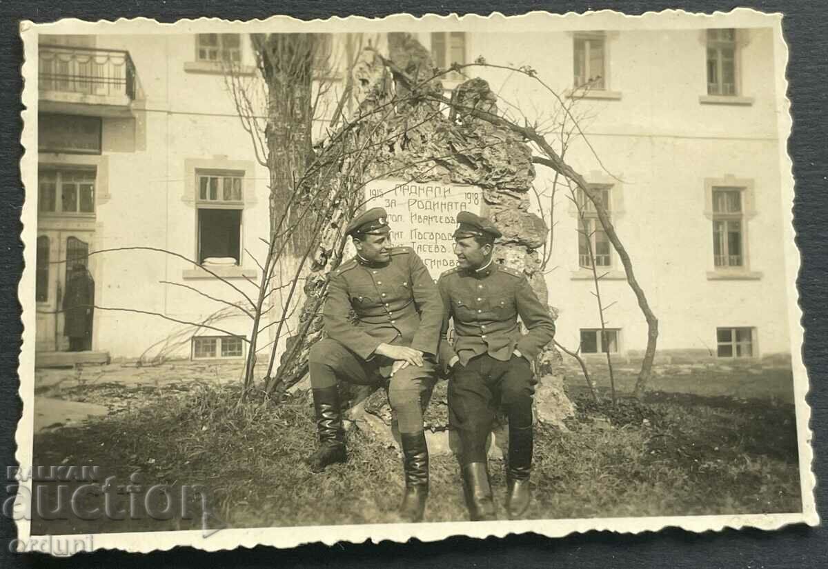 2531 Αξιωματικοί του Βασιλείου της Βουλγαρίας μπροστά από ένα μνημείο για τον πεσόντα PSV 1918