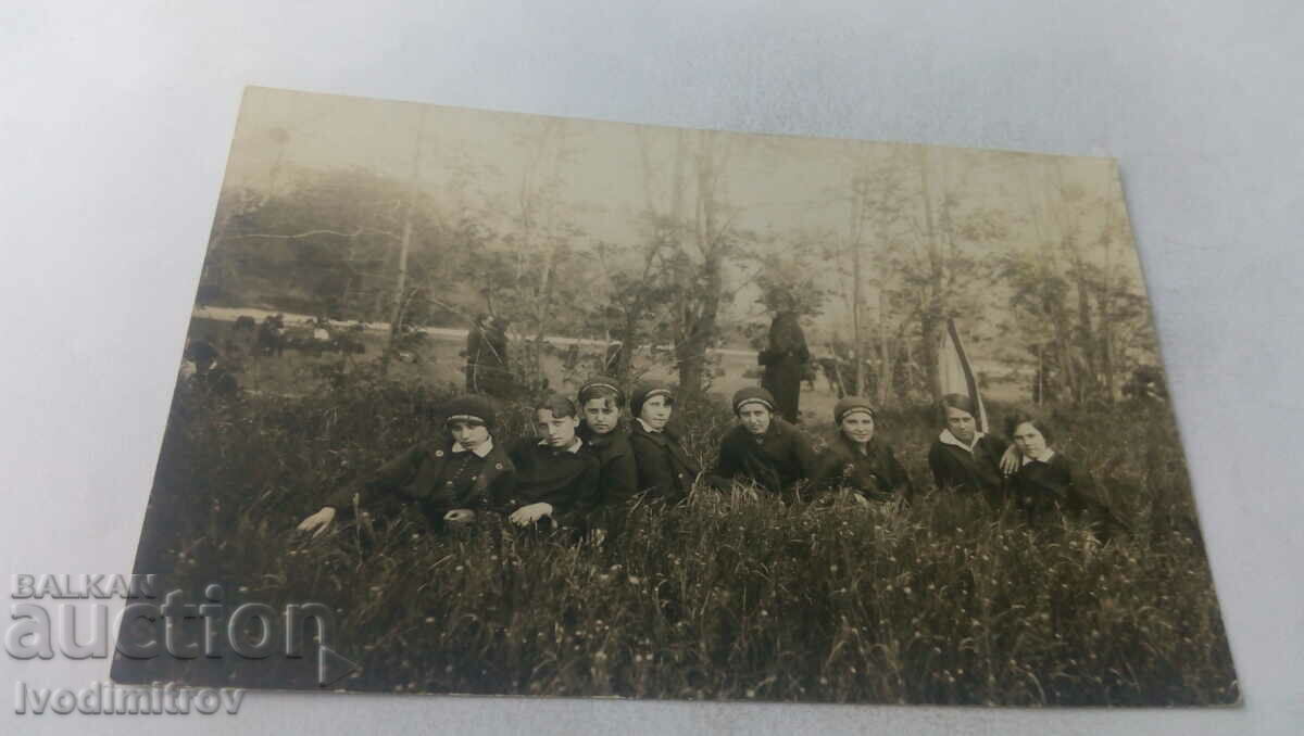 Снимка Ученички от Плевенската девическа гимназия в тревата