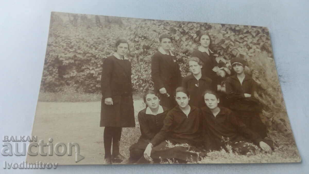 Foto Şcolăriţe de la liceul de fete din Pleven în parc