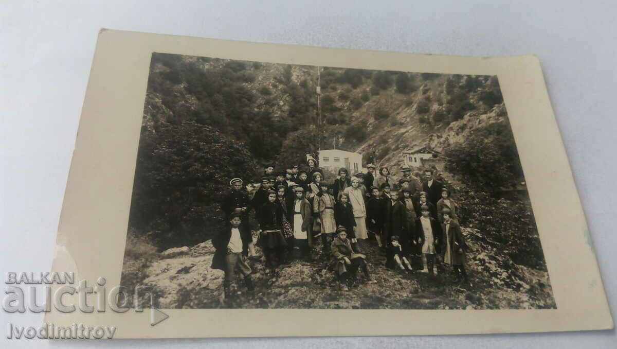 Снимка Мъже жени и деца на екскурзия в планината