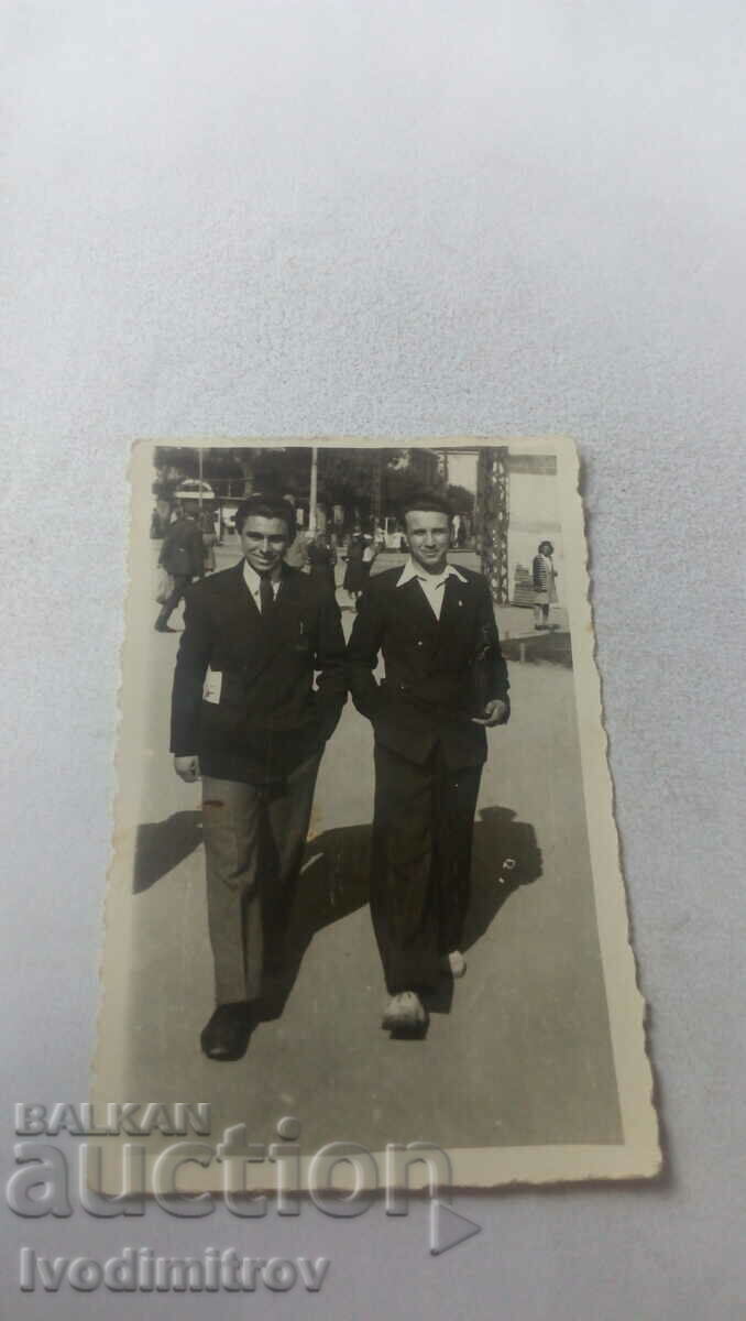 Снимка София Двама млади мъже на разходка