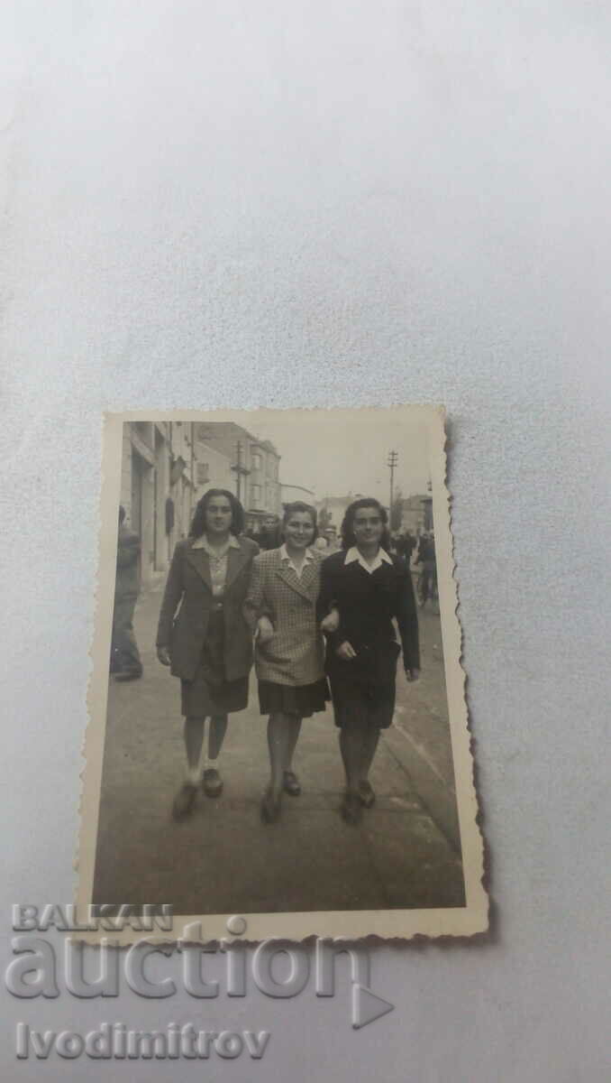 Снимка София Три млади момичета на разходка