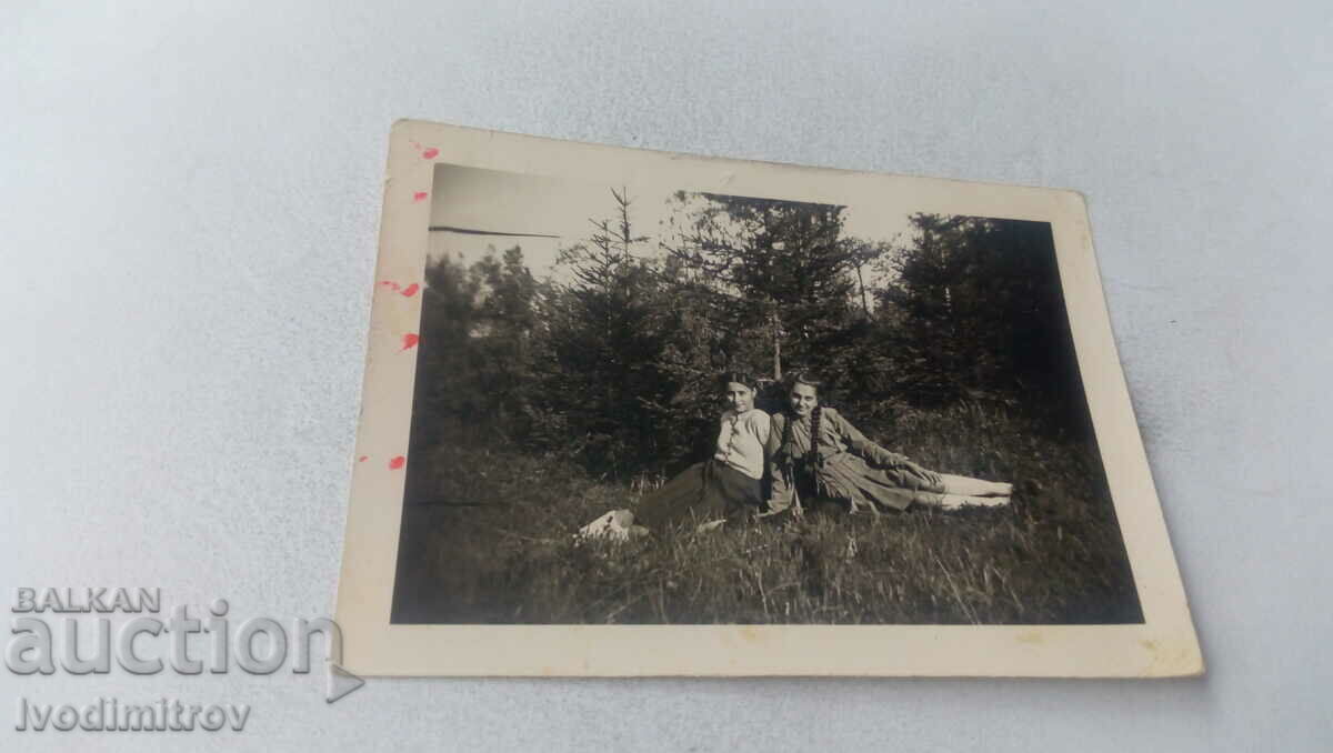 Снимка Попово Две млади момичета на тревата 1944