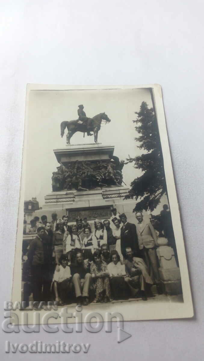 Φωτογραφία Σόφια Άνδρες και γυναίκες μπροστά από το μνημείο του Τσάρου Osvoboditel
