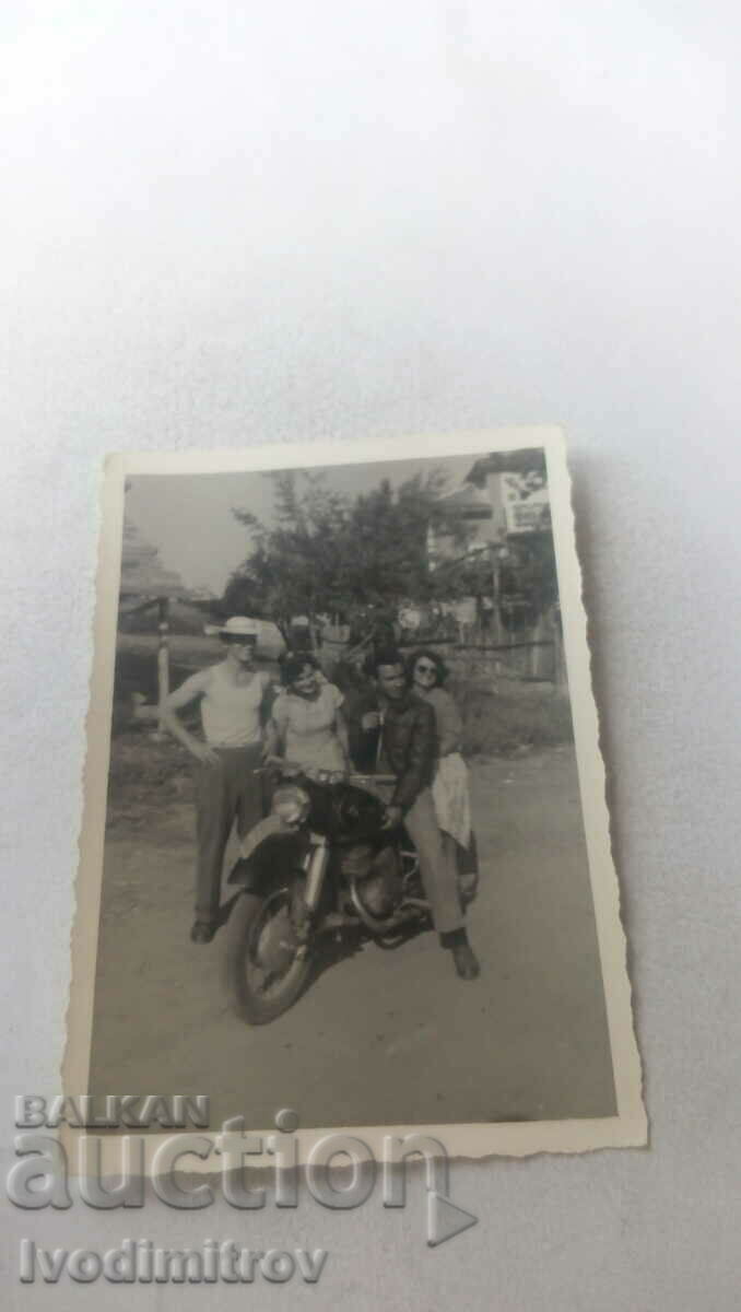 Φωτογραφία Ένας νεαρός άνδρας και ένα κορίτσι με μια vintage μοτοσικλέτα
