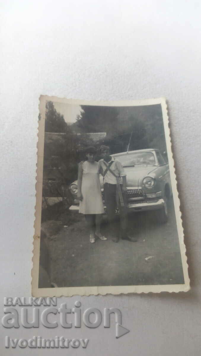 Снимка Младеж и девойка пред лек автомобил ВОЛГА