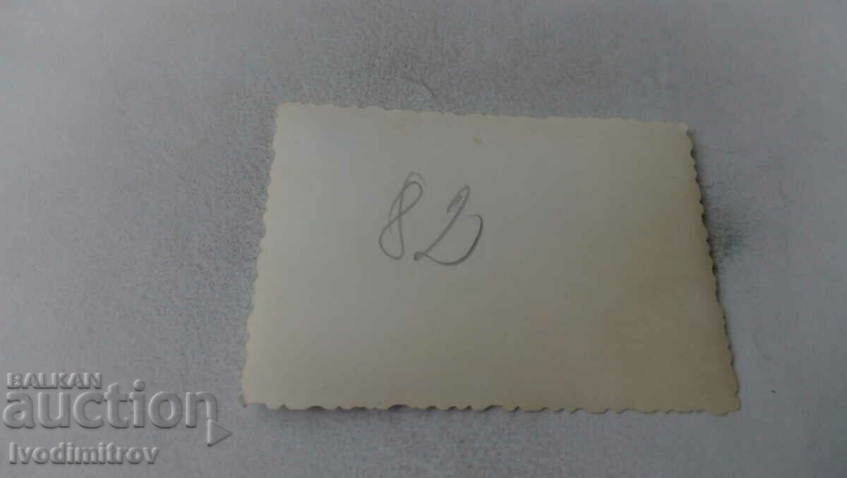 Φωτογραφία Γυναίκα δίπλα σε ένα vintage αυτοκίνητο PEUGEOT με τιμή 2.35 BGN | € 1.20 Φωτογραφία Γυναίκα δίπλα σε ένα vintage αυτοκίνητο PEUGEOT με τιμή 2.35 BGN | € 1.20