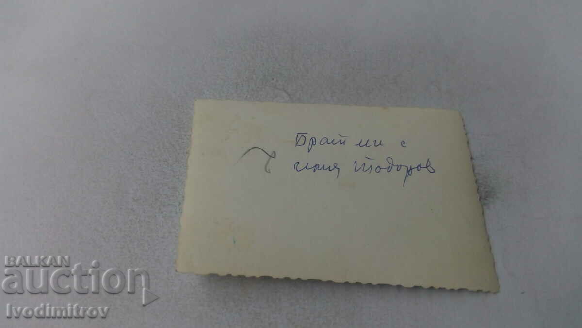 Imagine Doi bărbați pe cai cu preț 1.65 BGN | € 0.84 Imagine Doi bărbați pe cai cu preț 1.65 BGN | € 0.84