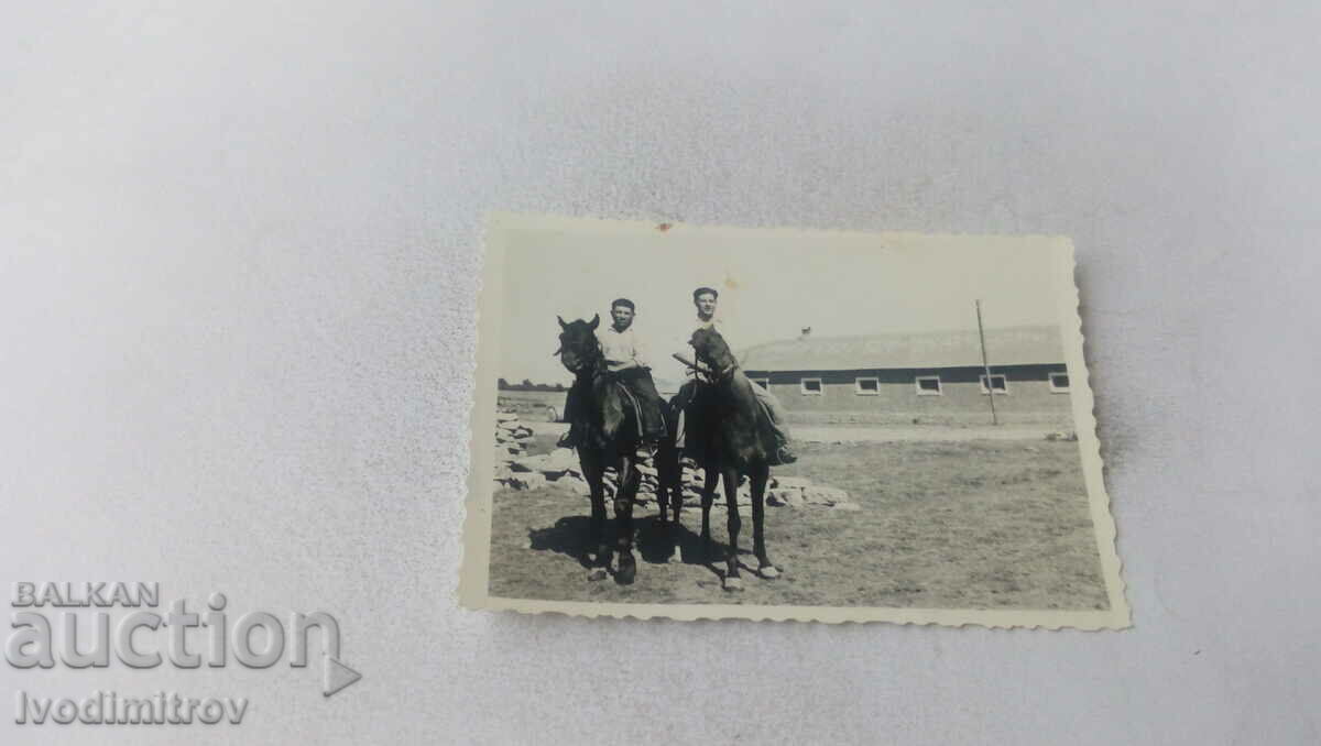 Εικόνα Δύο άντρες πάνω σε άλογα
