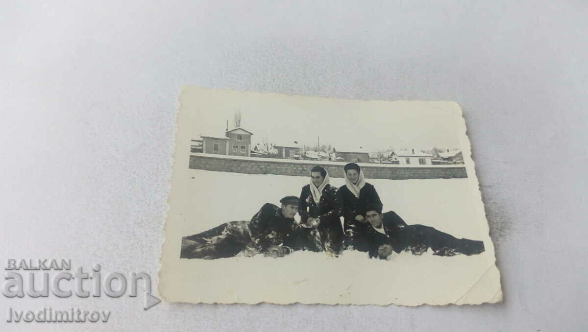 Φωτογραφία Δύο νεαροί άνδρες και δύο κορίτσια στο χιόνι