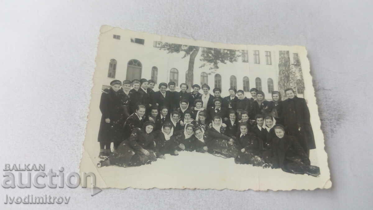 Снимка Ученички от 9 г в двора на училището през зимата