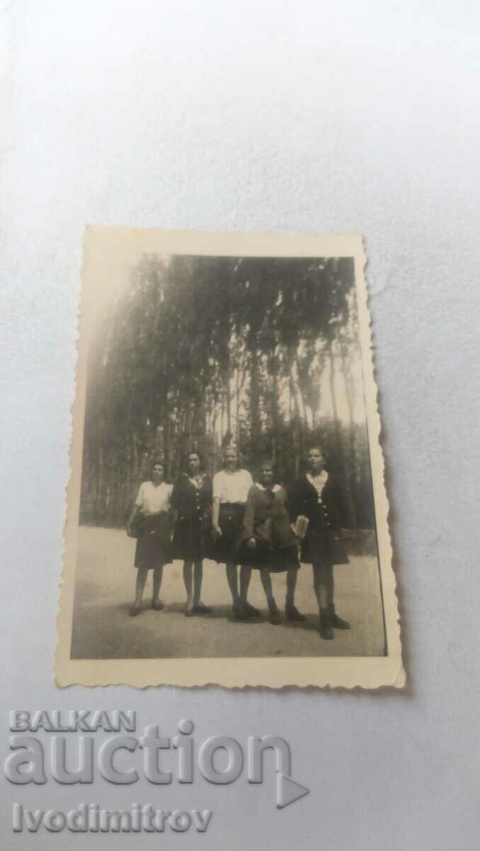 Εικόνα Πέντε νεαρά κορίτσια στο δρόμο