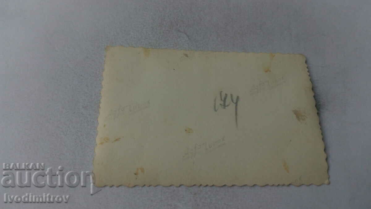 Fotografie Patru fete tinere cu un ulcior de apă cu preț 1.65 BGN | € 0.84 Fotografie Patru fete tinere cu un ulcior de apă cu preț 1.65 BGN | € 0.84