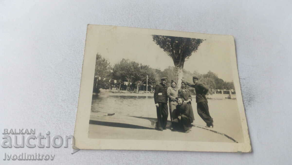 Photo Plovdiv Three young men and two girls by the lake