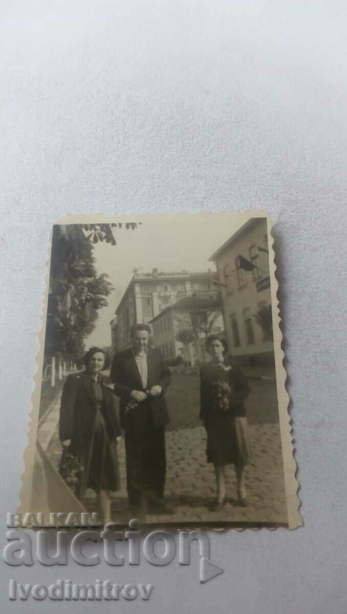 Photo Men and two women on a walk
