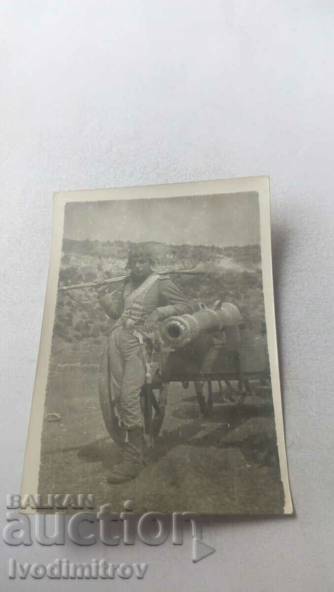 Foto Tineret lângă un tun