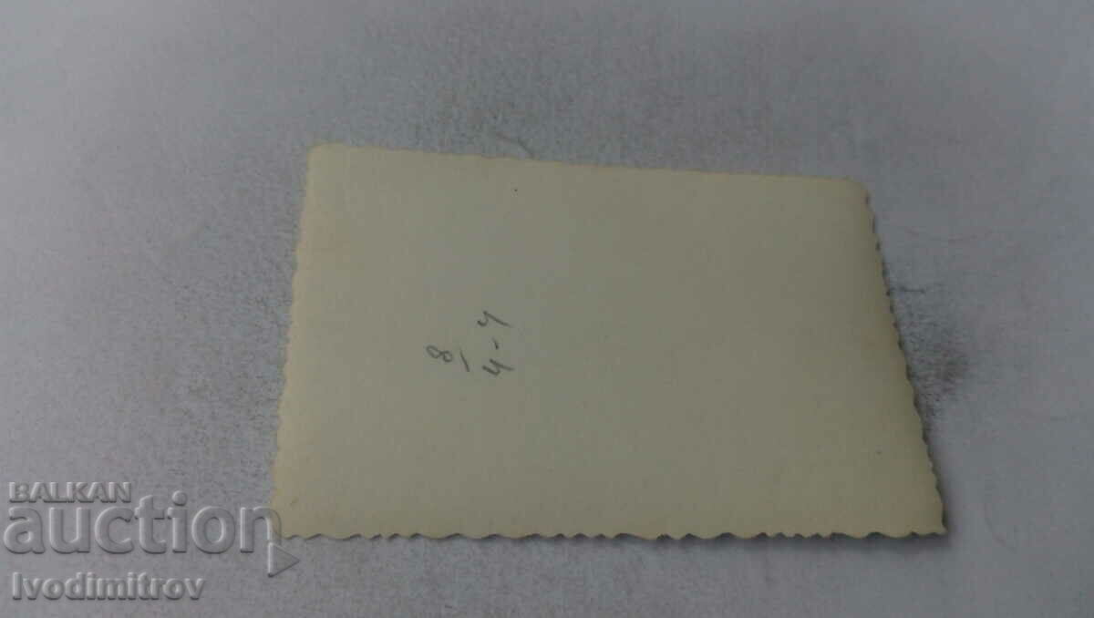 Υπάλληλος φωτογραφίας στο γκαζόν με τιμή 1.65 BGN | € 0.84 Υπάλληλος φωτογραφίας στο γκαζόν με τιμή 1.65 BGN | € 0.84