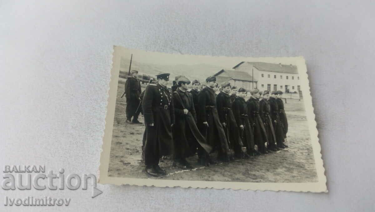 Снимка Офицер и войници строени в казармата