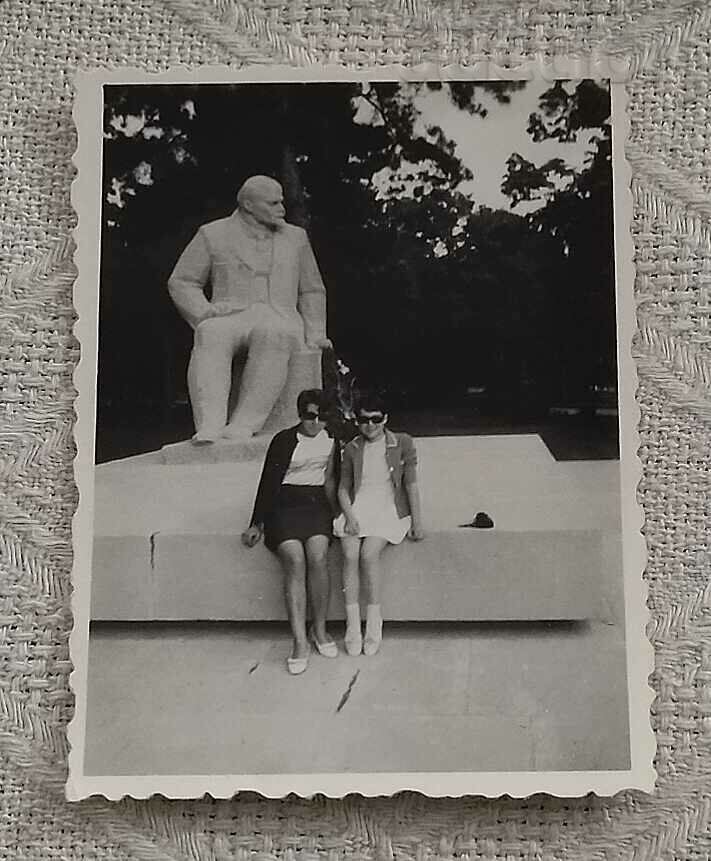 PLUM LENIN MONUMENT 1970 PHOTO