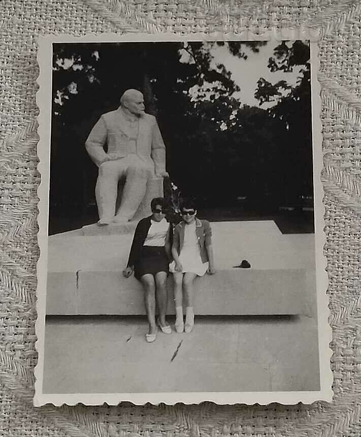 MONUMENTUL PLUM LENIN 1970 FOTO