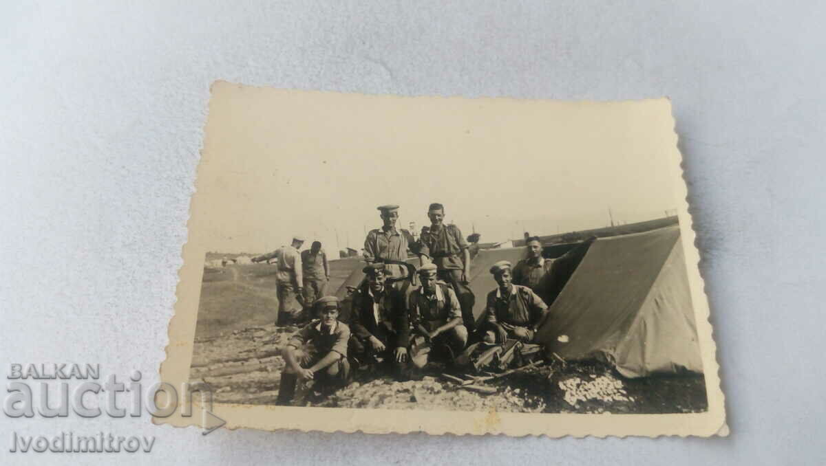 Photo Officers and soldiers next to a tent