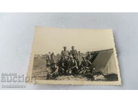 Foto Ofițeri și soldați lângă un cort