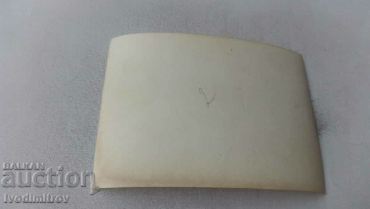 Φωτογραφία Ένας νεαρός άνδρας ανάμεσα σε δύο αξιωματικούς με τιμή 1.45 BGN | € 0.74