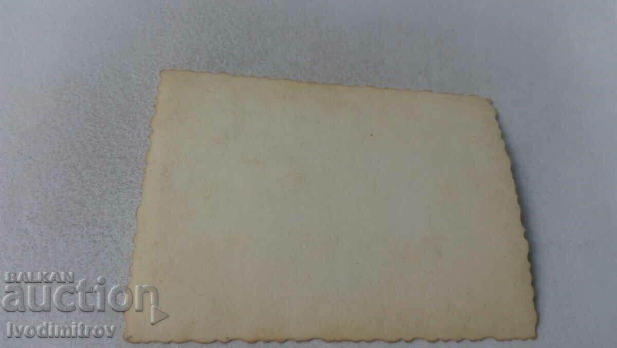 Снимка Младеж и девойка на входа на дома си с цена 1.35 лв. | € 0.69