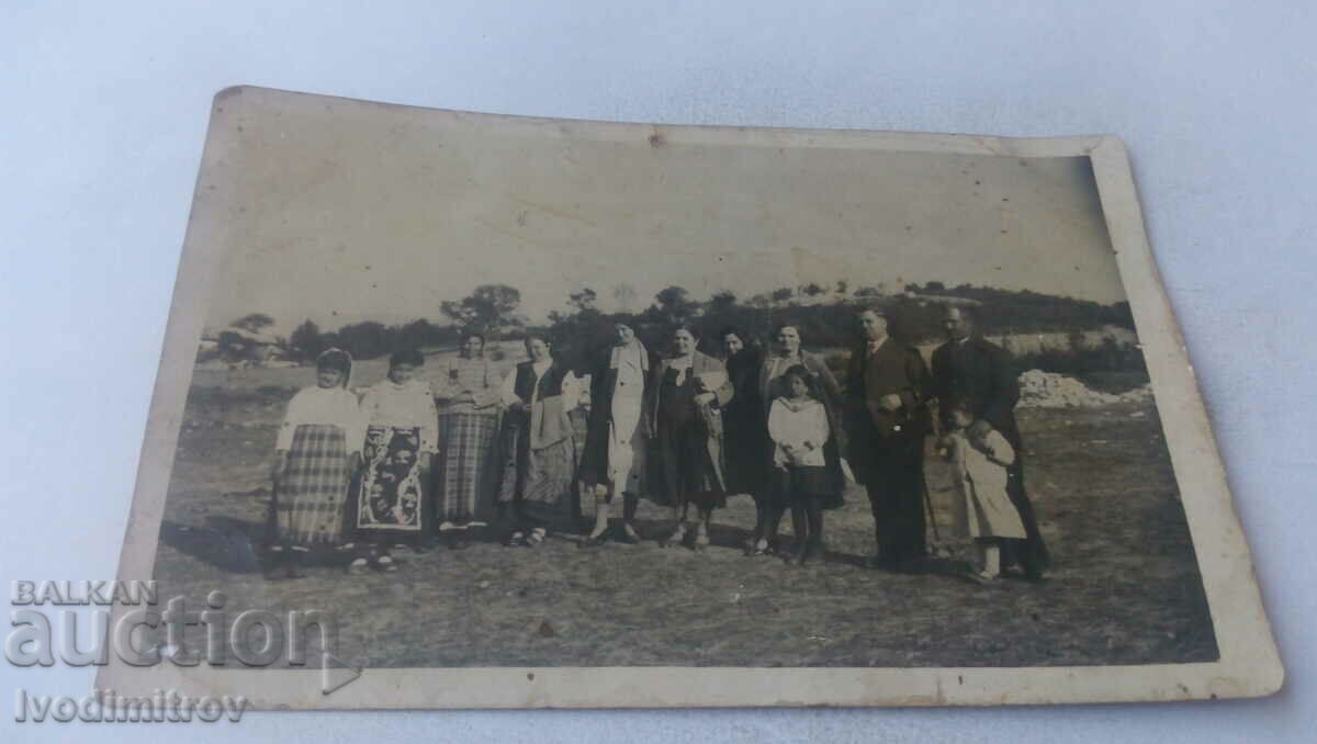 Снимка Мъже жени и деца на поляната