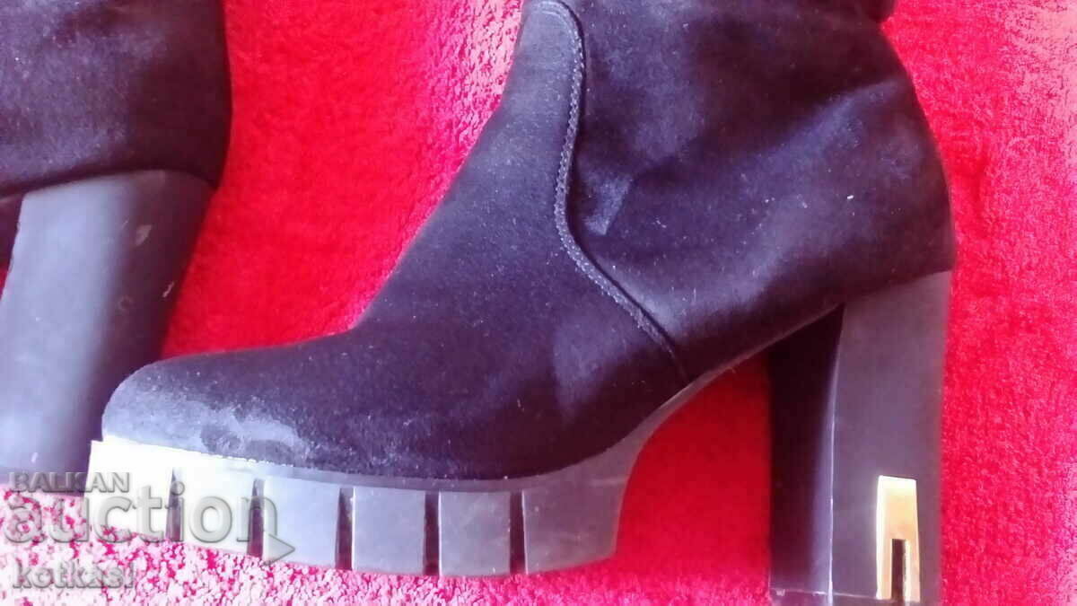 Γυναικεία παπούτσια Μπότες νούμερο 39 με τιμή 32.00 BGN | € 16.36 Γυναικεία παπούτσια Μπότες νούμερο 39 με τιμή 32.00 BGN | € 16.36