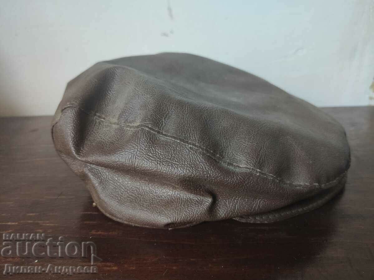 Palarie vintage din piele ecologica cu preț 19.00 BGN | € 9.71