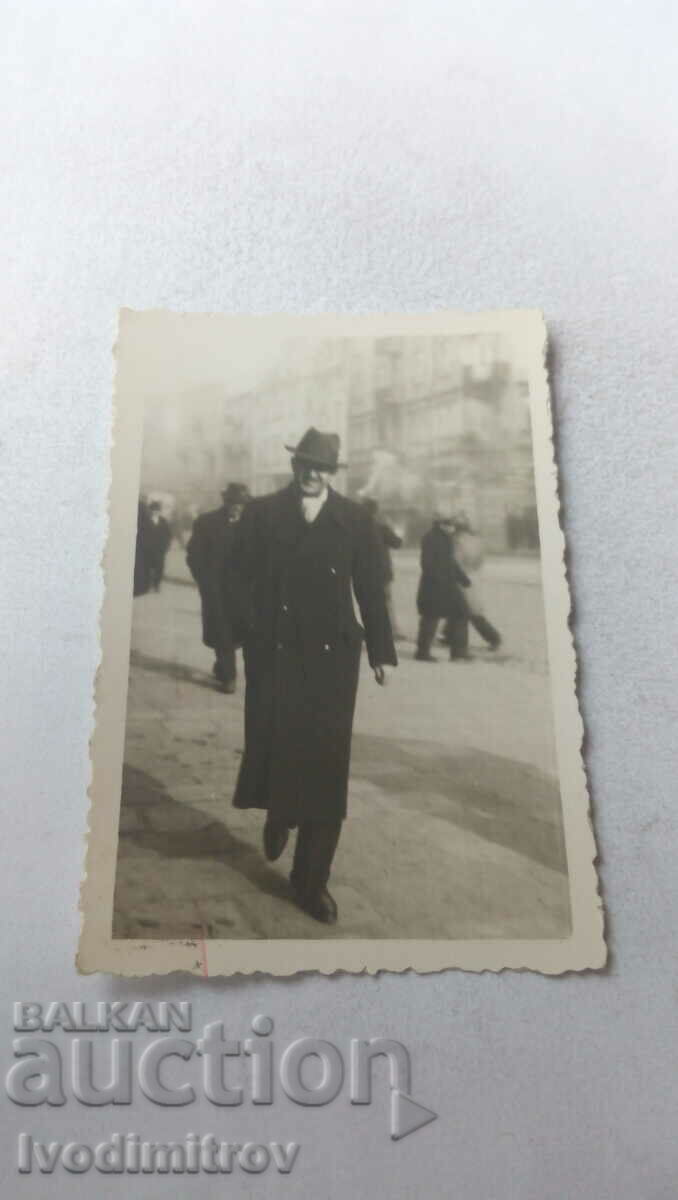 Φωτογραφία Σοφία Ένας άντρας με ένα μπαλτόν σε μια βόλτα
