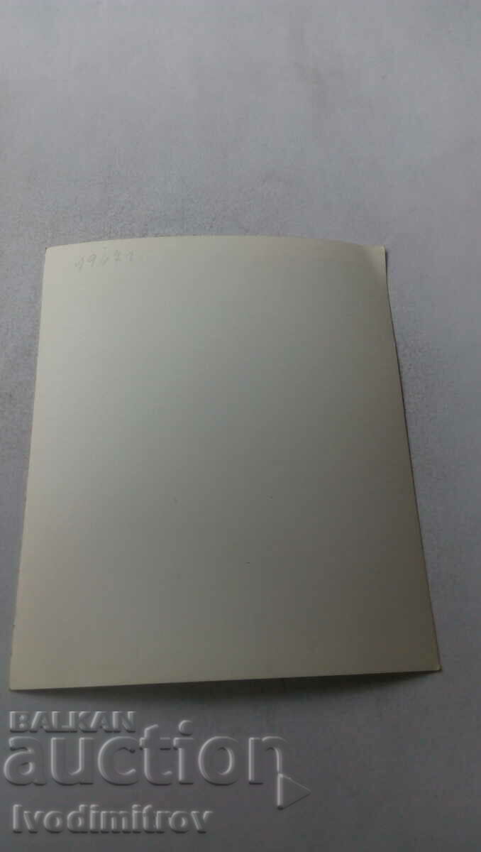 Φωτογραφία Σοφία Ένας άντρας μπροστά από ένα ρετρό λεωφορείο με τιμή 1.65 BGN | € 0.84