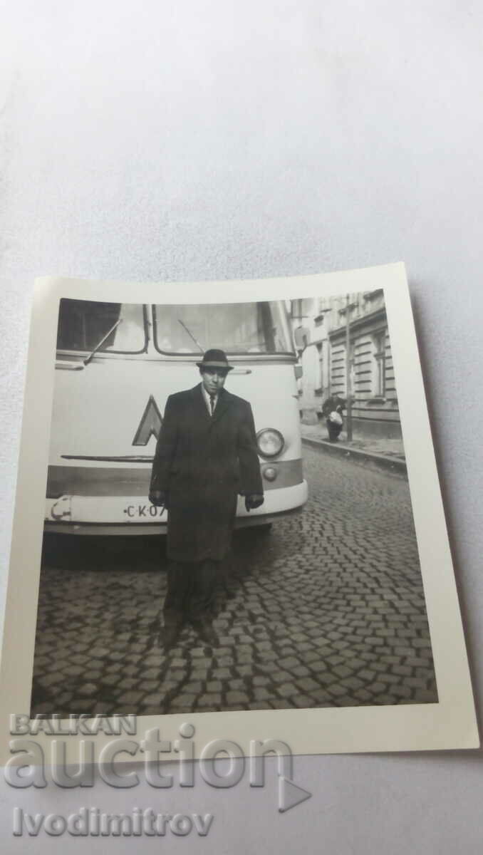 Φωτογραφία Σοφία Ένας άντρας μπροστά από ένα ρετρό λεωφορείο