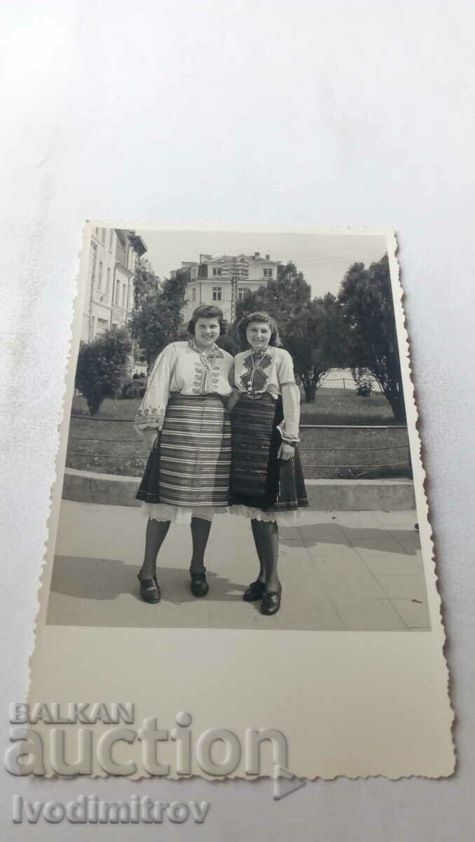Снимка Две млади момичета в народни носии 1941