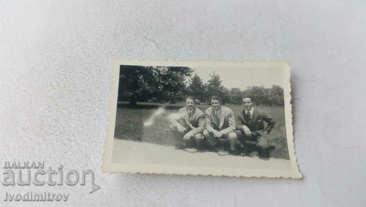 Φωτογραφία Τρεις άνδρες στο πάρκο