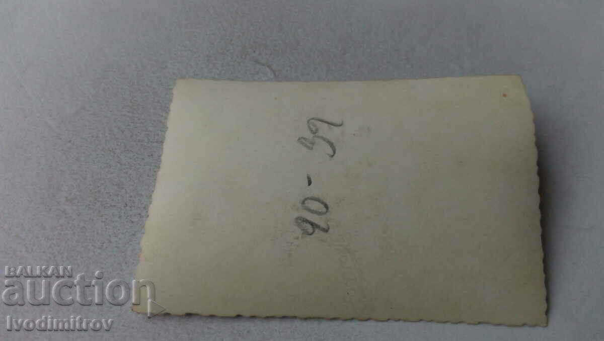 Φωτογραφία Τρεις άντρες με τιμή 1.15 BGN | € 0.59 Φωτογραφία Τρεις άντρες με τιμή 1.15 BGN | € 0.59