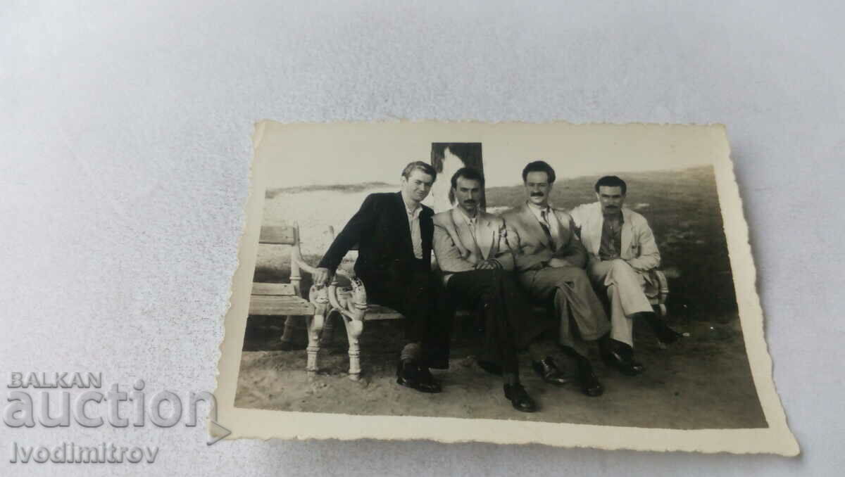 Φωτογραφία Σοφία Τέσσερις άνδρες σε ένα παγκάκι