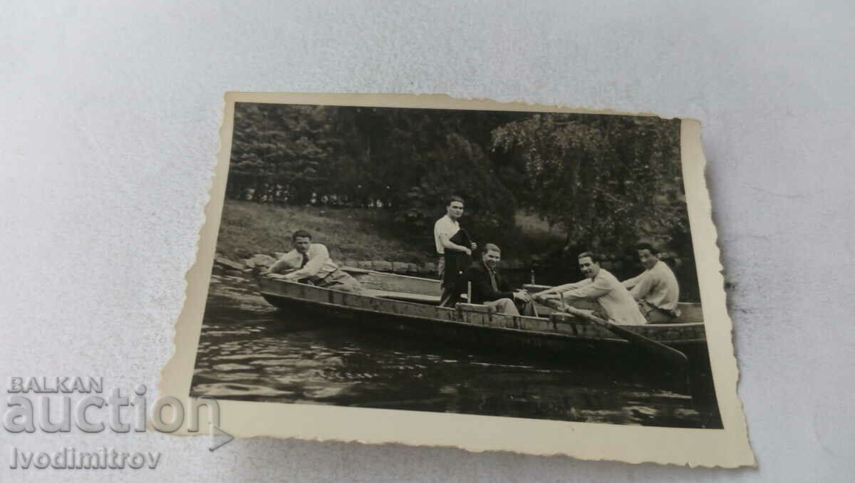 Picture Five youths in a boat