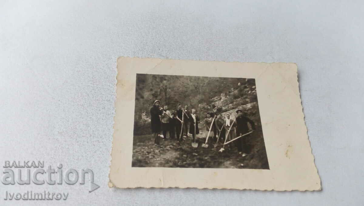 Снимка село Враня стена Младежи и девойки с лопати 1946