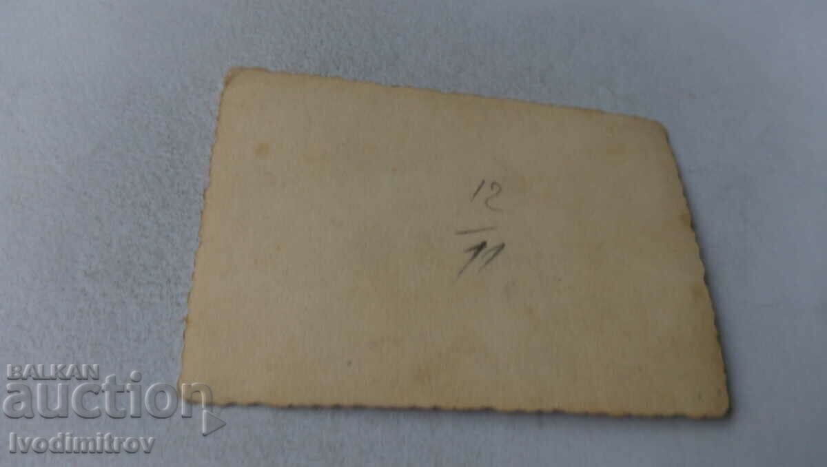 Φωτογραφία Γυναίκες και παιδιά με στεφάνια από λουλούδια στο κεφάλι με τιμή 1.35 BGN | € 0.69 Φωτογραφία Γυναίκες και παιδιά με στεφάνια από λουλούδια στο κεφάλι με τιμή 1.35 BGN | € 0.69