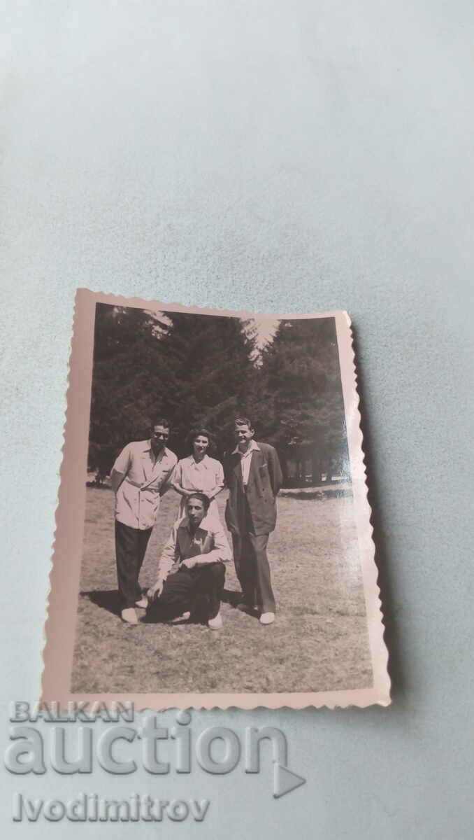 Φωτογραφία Γυναίκα και τρεις άνδρες στο πάρκο