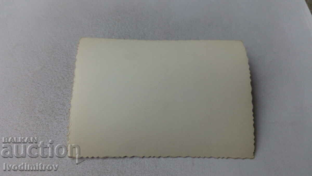 Φωτογραφία Νέοι άνδρες και γυναίκες στο πάρκο με τιμή 0.55 BGN | € 0.28