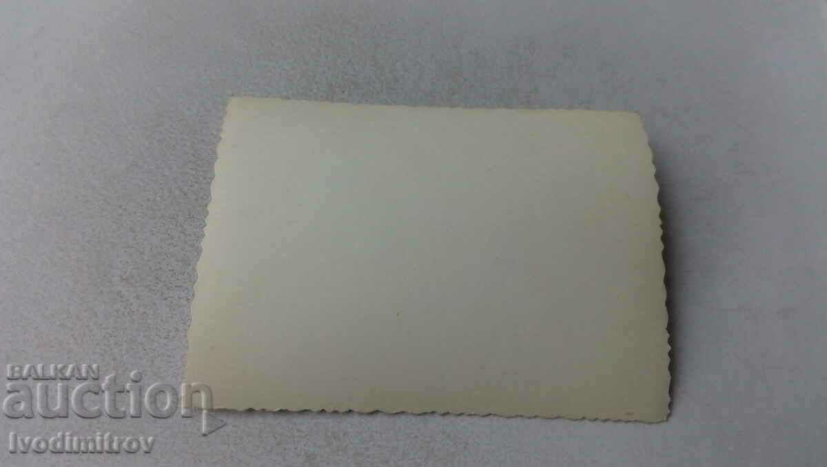 Φωτογραφία Νέοι άνδρες και γυναίκες στο πάρκο με τιμή 0.55 BGN | € 0.28 Φωτογραφία Νέοι άνδρες και γυναίκες στο πάρκο με τιμή 0.55 BGN | € 0.28