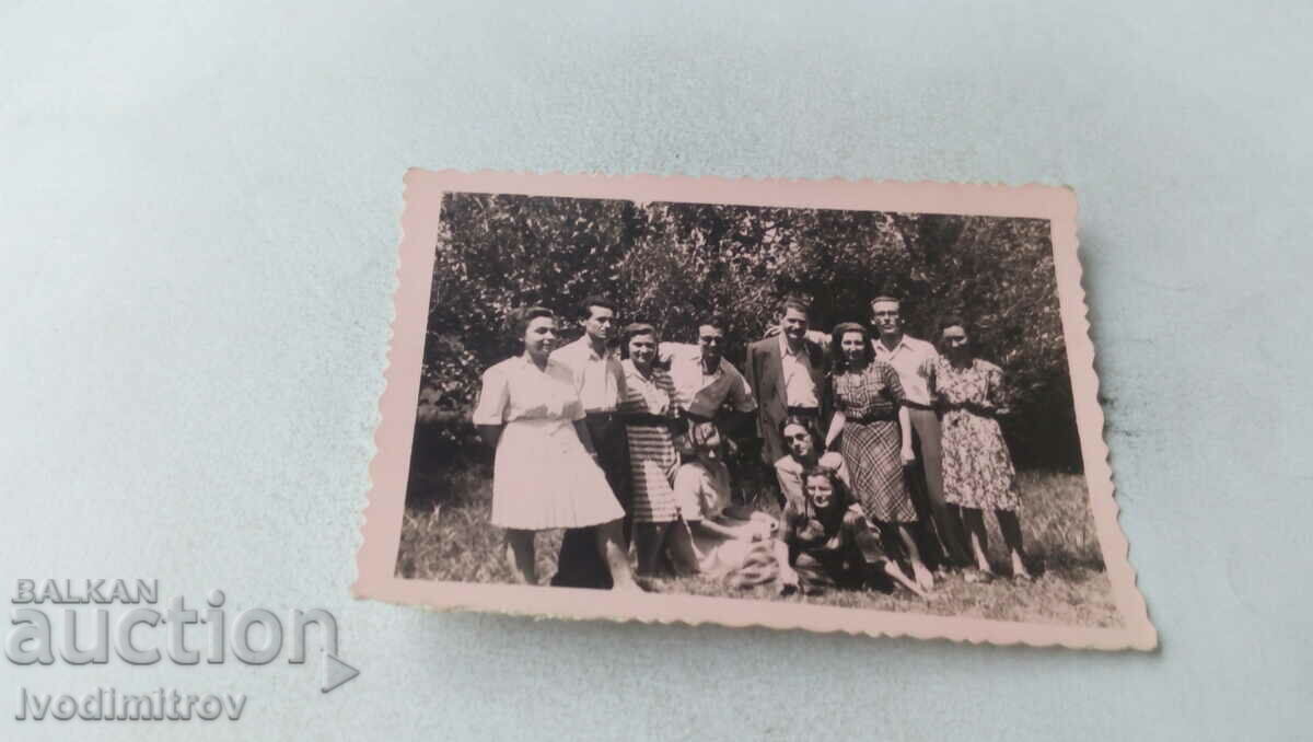 Снимка Младежи и девойки в парка
